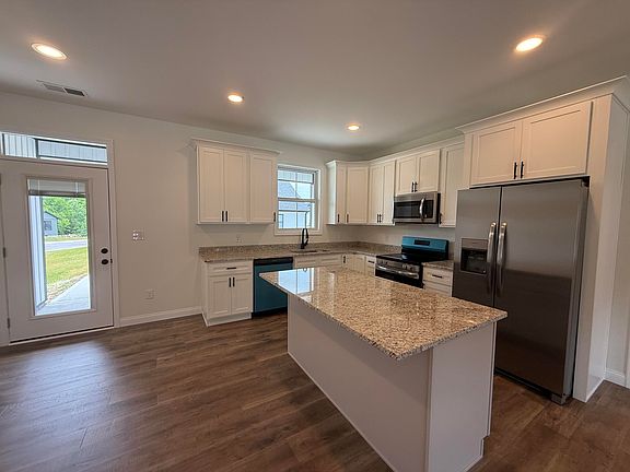 5th image of 440 Pinehurst Way