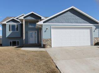 1408 28th St NW, Minot, ND 58703