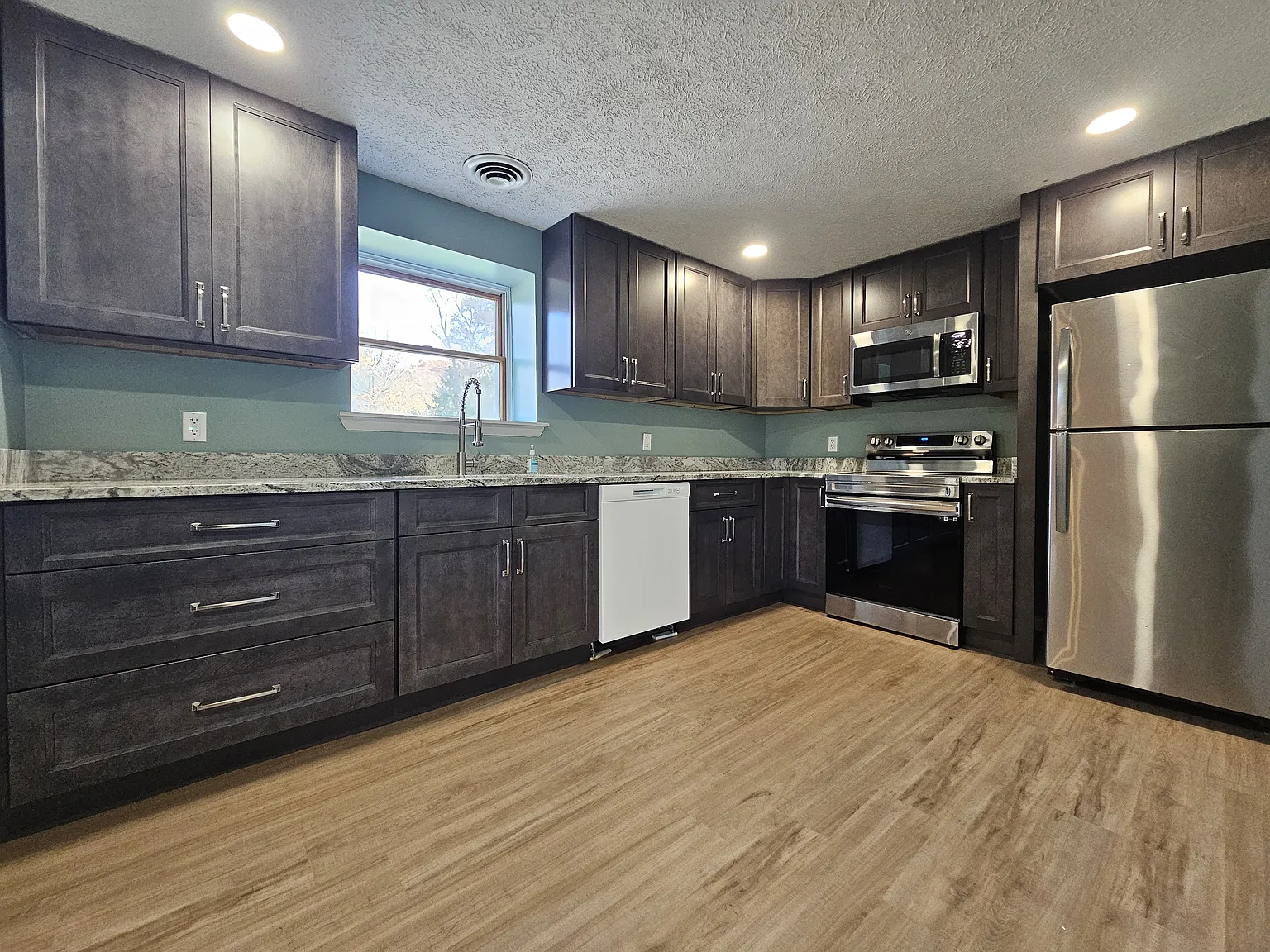 2 bed, 1100 sqft, $1,750 — Photo 3