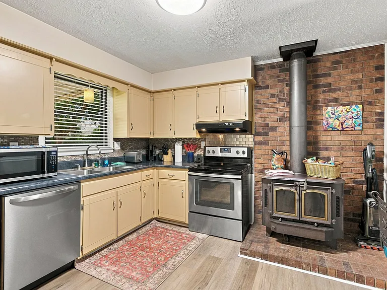 1663 Ragland Ln — Photo 6