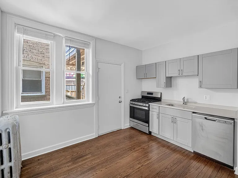 6565 N. Lakewood Renovated Rogers Park Apartments — Photo 17