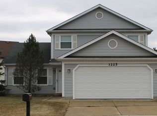 1225 Clover Ln, Hoffman Estates, IL 60192