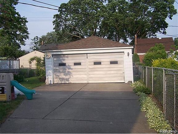 3rd image of 1550 N Denwood St