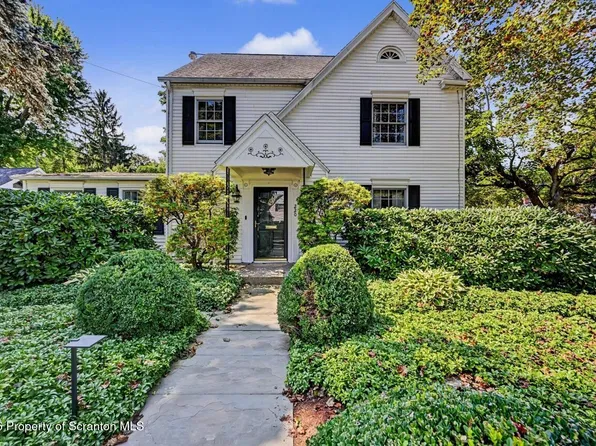 220 Holly Ln, Clarks Summit, PA 18411