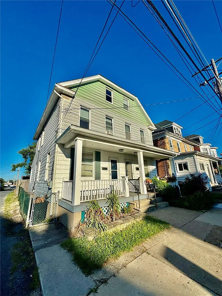 3 bed, 1.0 bath, 672 sqft, $1,750 — Photo 1