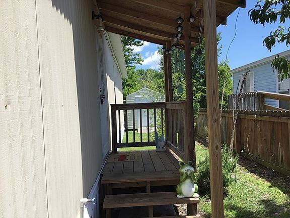 4th image of 641 Emerald Lake Dr