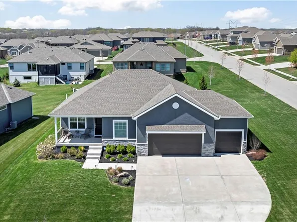 18904 Redbud Ln, Spring Hill, KS 66083