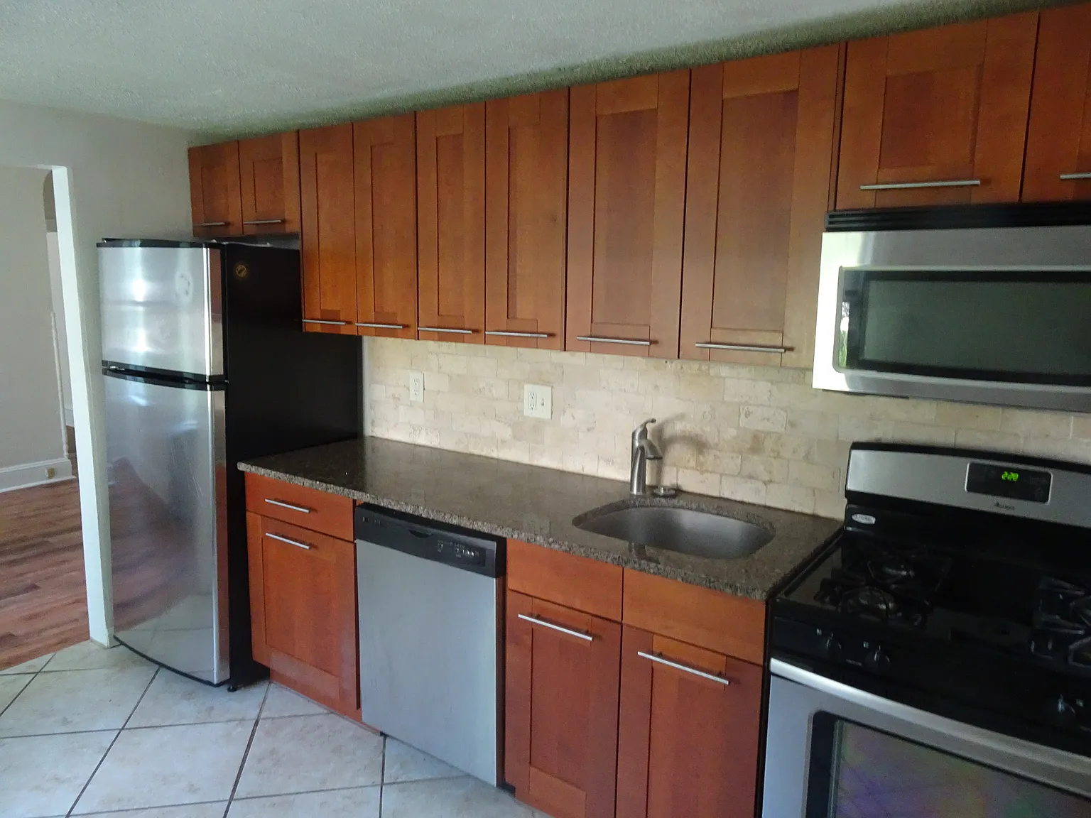 1 bed, 750 sqft, $1,375 — Photo 3