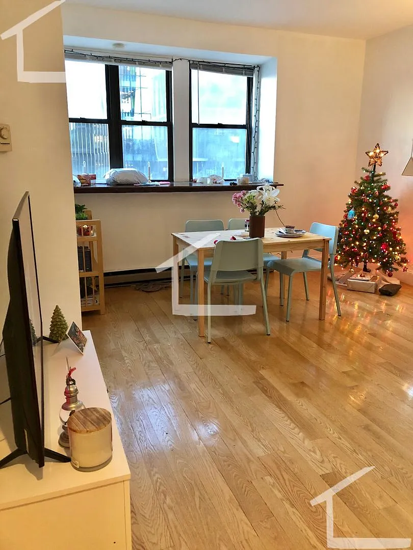 No Brokers Fee, Large 3 Bedroom in South End, Eat-in Kitchen, Dishwasher, Laundry on a Site — Photo 1