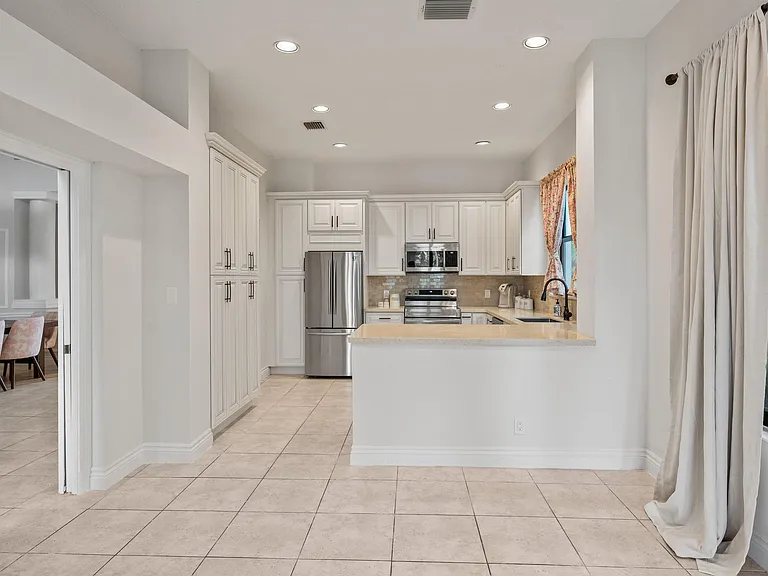 2055 Regents Blvd — Photo 13