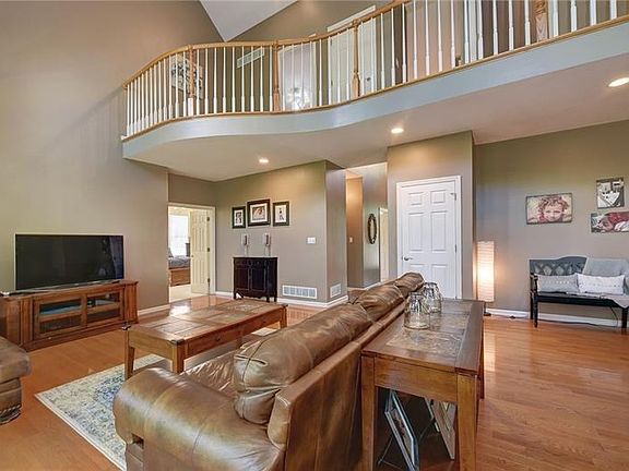 5th image of 2108 Crestwood Dr
