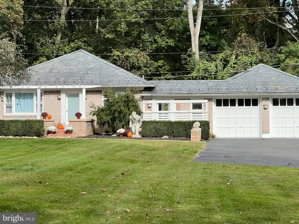 329 Elmwood Ln, Riegelsville, PA 18077