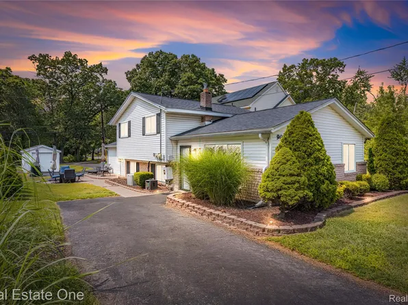 9021 Gittins Blvd, Commerce Township, MI 48382