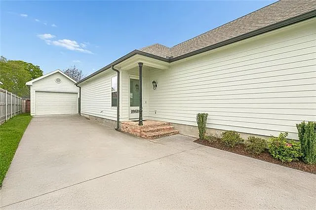 3 bed, 2.0 bath, 2404 sqft, $3,000 — Photo 2