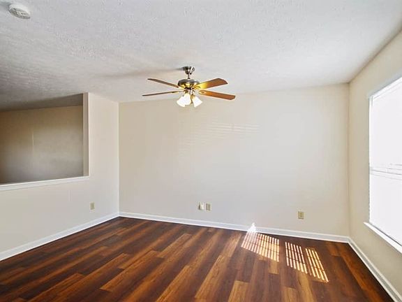 3rd image of 3424 Pikes Peak Dr