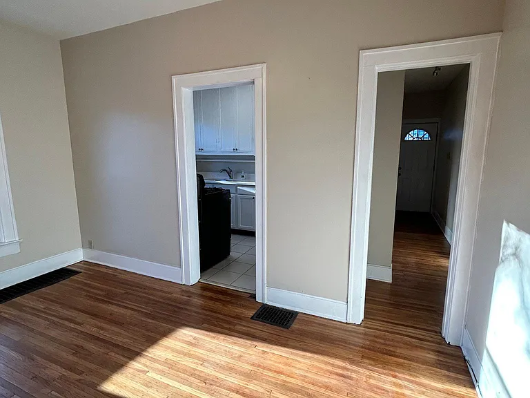 1911 Roanoke Ave #1 — Photo 3