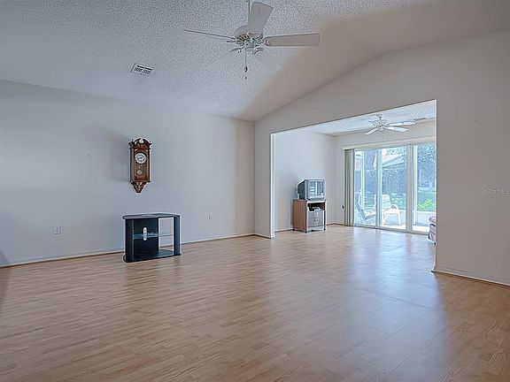 4th image of 802 Old Oaks Ln