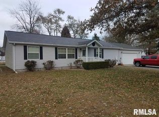 411 W 15th St, Christopher, IL 62822