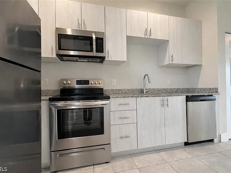 3325 SW 8th Pl #106 — Photo 3