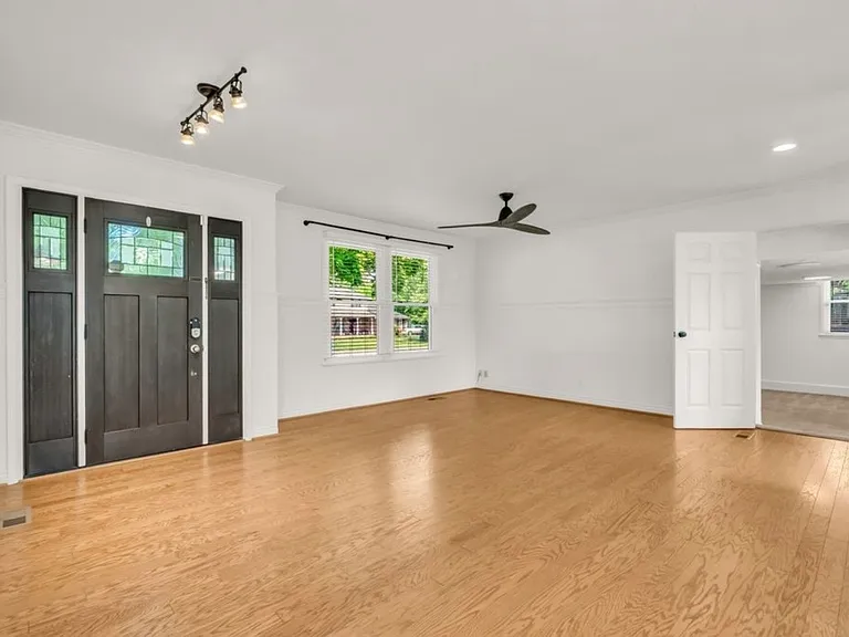 138 Carriage Dr — Photo 3