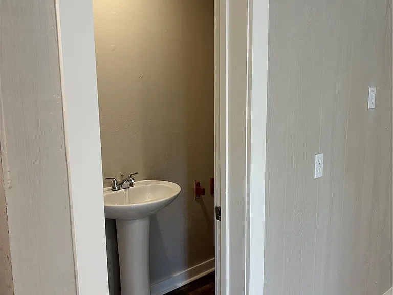8049 Forest Hills Dr — Photo 26