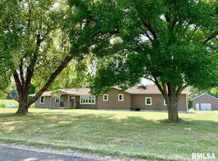 20703 Stewart St, Petersburg, IL 62675
