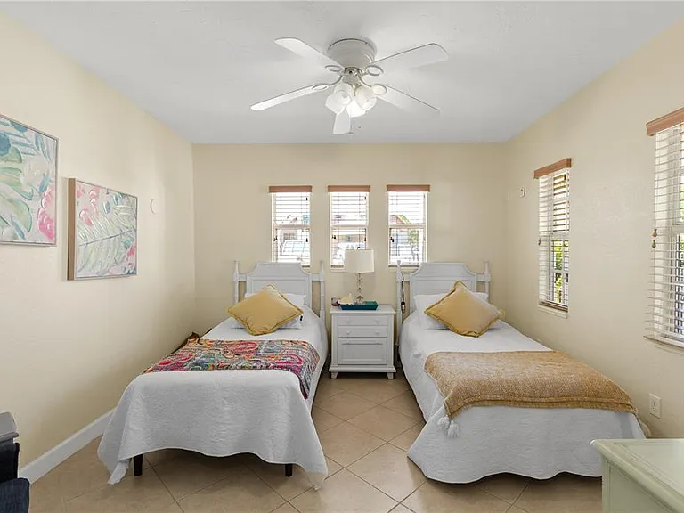 7860 Holiday Dr — Photo 30