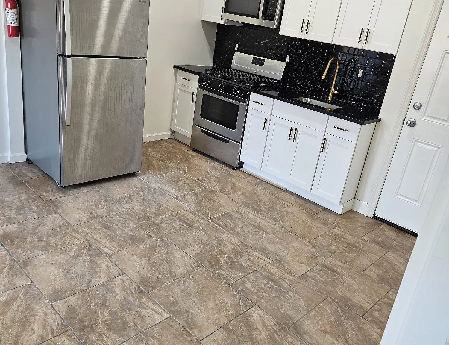 3 bed, 1100 sqft, $1,800 — Photo 2