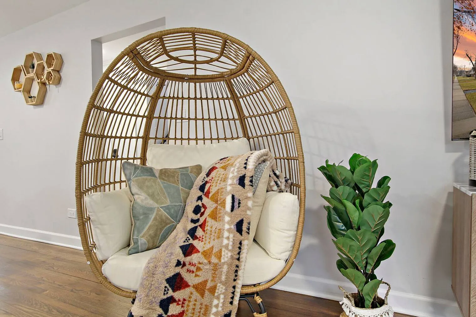 4 bed, 2.0 bath, $6,416 — Photo 4