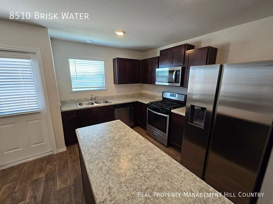 3 Bed / 2.5 Bath with Kitchen Island, Stainless Steel Appliances, and Spacious Backyard — Photo 4