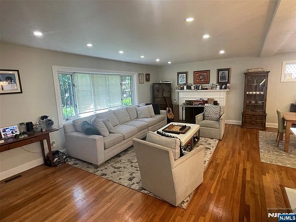 3rd image of 701 Sunderland Rd