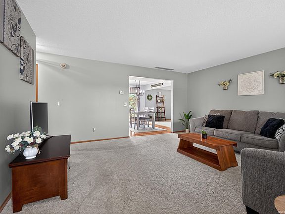 5th image of 735 Woodland Springs Pl