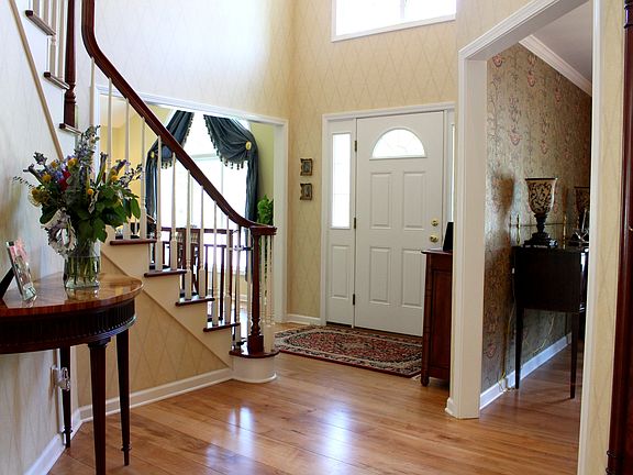 3rd image of 121 Tamarack Ln