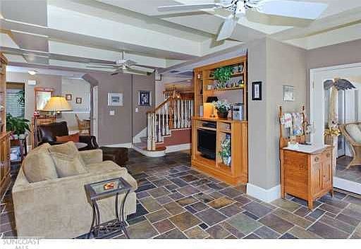 5th image of 636 19th Ave NE
