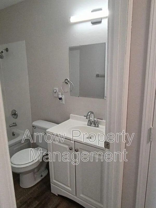 2 bed, 1.0 bath, $750 — Photo 3