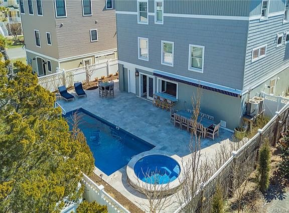 4th image of 3008 Beach Ave