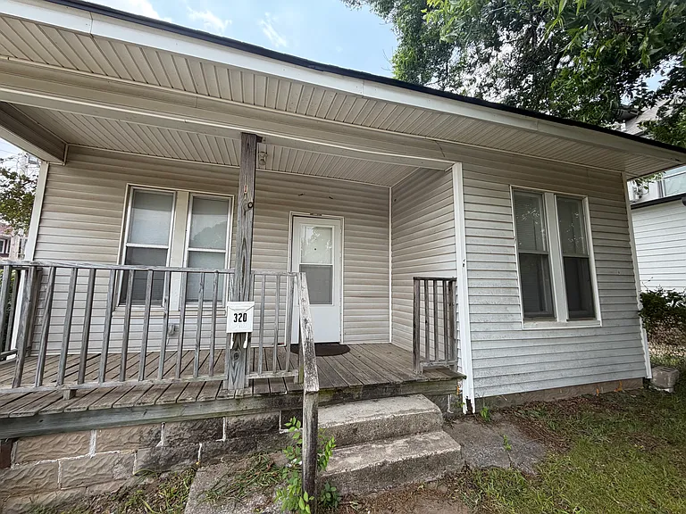 320 W Duffy St — Photo 2