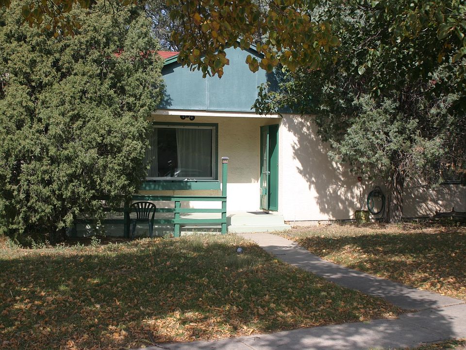 Street view of front yard.