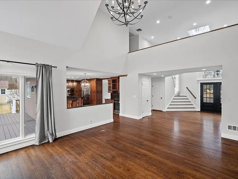 745 Iris Ct — Photo 6