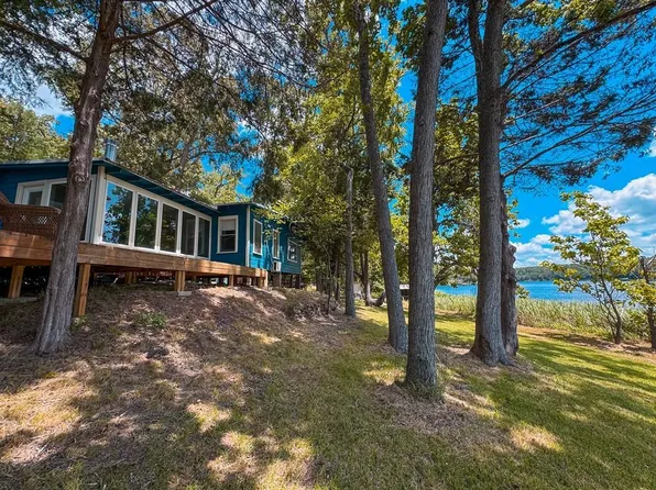 36 Taches Dr, Palestine, TX 75801