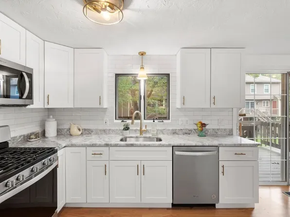 56 Heritage Dr, Tewksbury, MA 01876