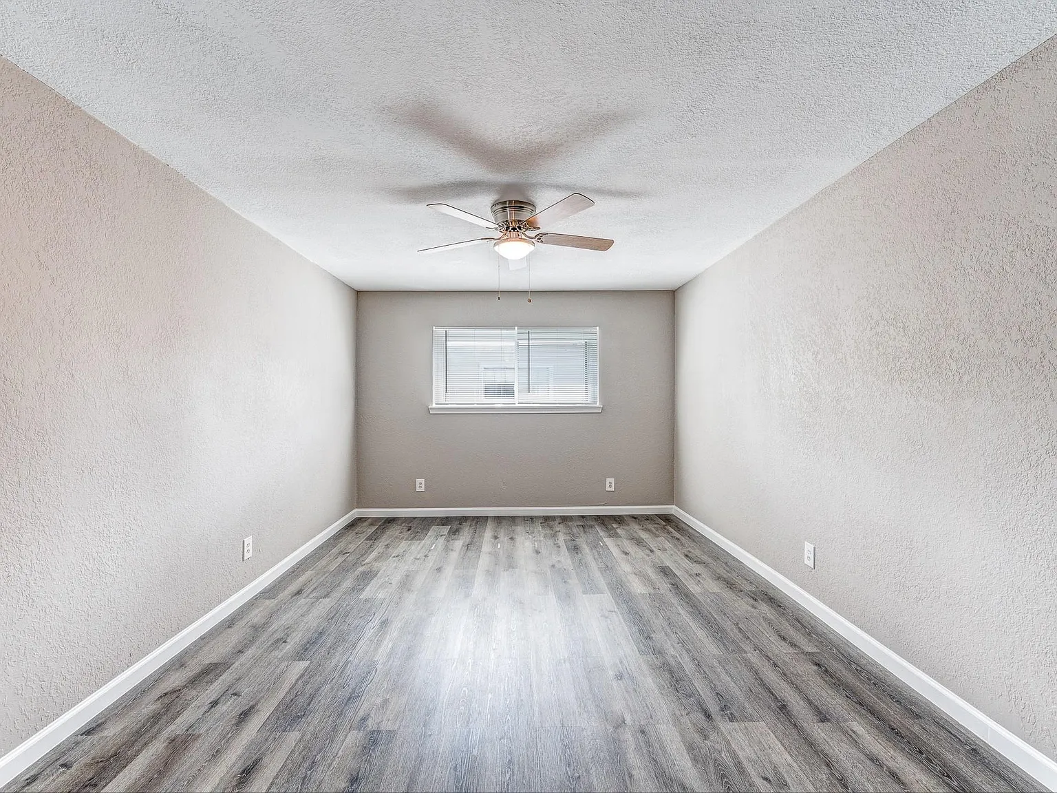 2 bed, 1.0 bath, 980 sqft, $985 — Photo 3