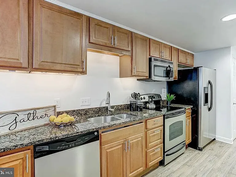 2604 Hudson St — Photo 3