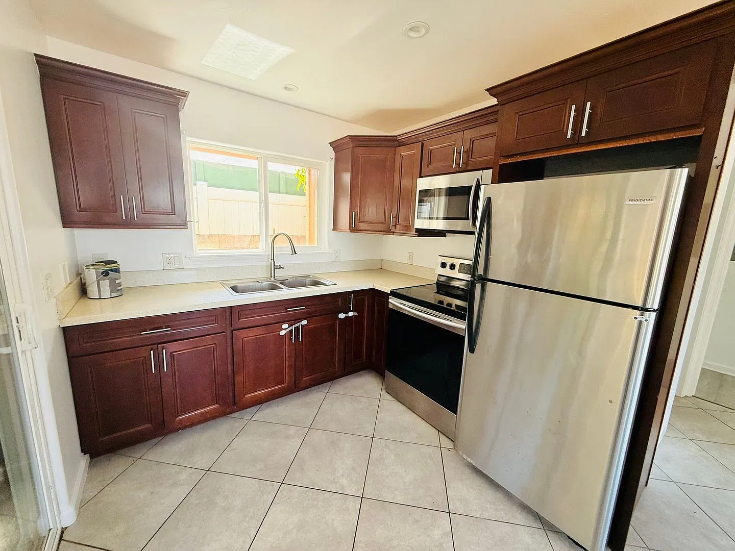 Newly Renovated 2 Bedroom / 1 Bathroom Cottage in Kahului! — Photo 2