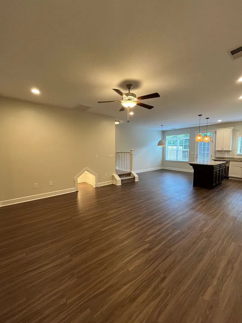 Comfortable, Convenient & Move-In Ready! — Photo 3