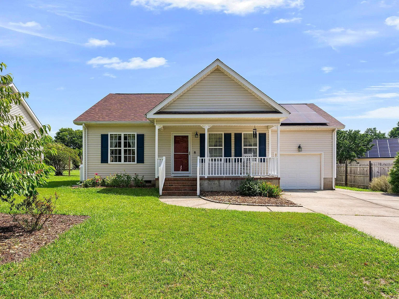 3 bed, 2.0 bath, 1205 sqft, $1,850 — Photo 2