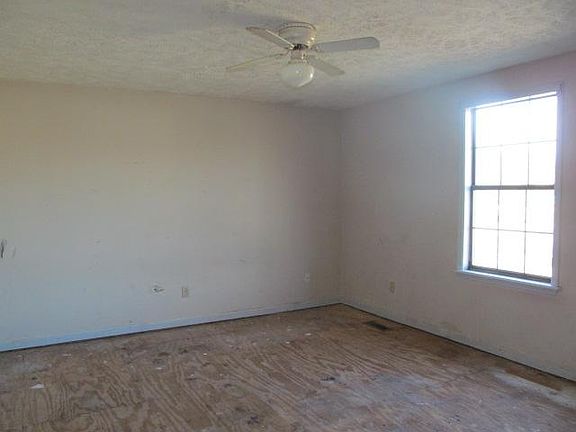 4th image of 100 Neal Ave