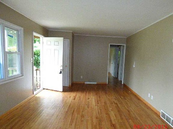 3rd image of 14 Greentree Dr S