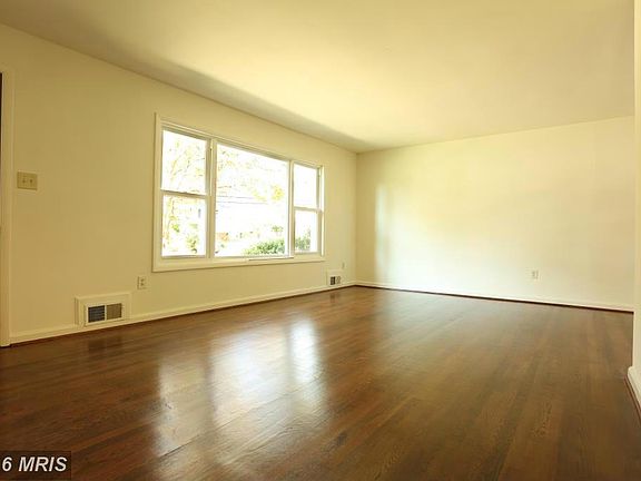 4th image of 4814 Arbutus Ave