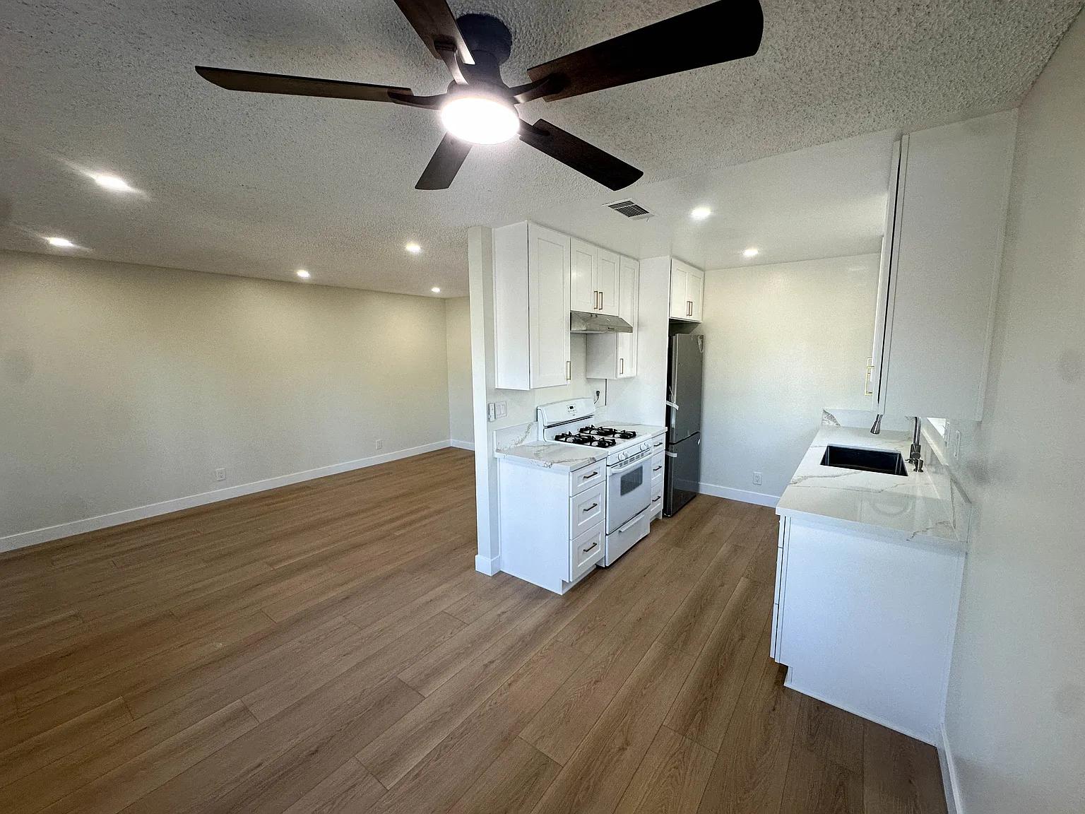 2 bed, 1000 sqft, $2,795 — Photo 4